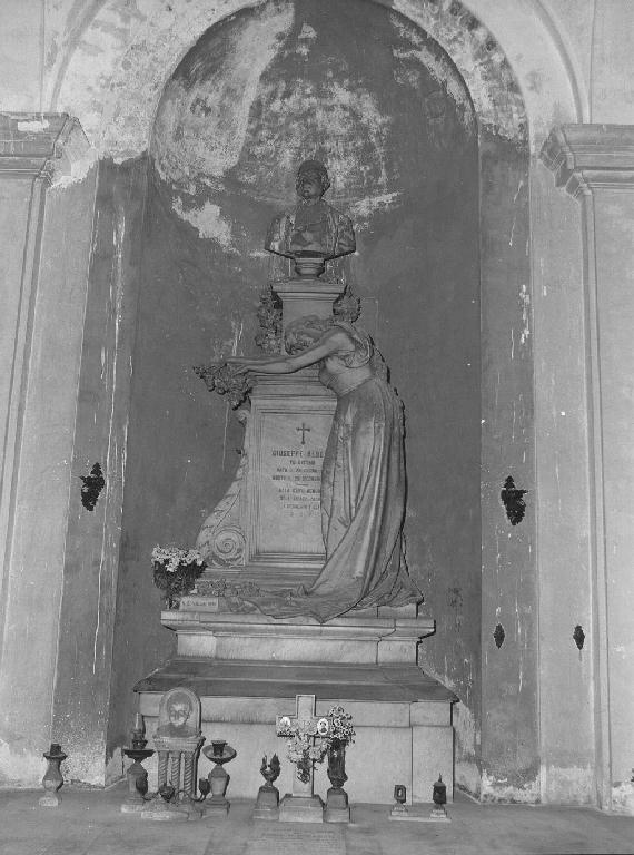 figura femminile dolente/ busto ritratto d'uomo (monumento funebre, opera isolata) di Villa Giovanni Battista (sec. XIX)