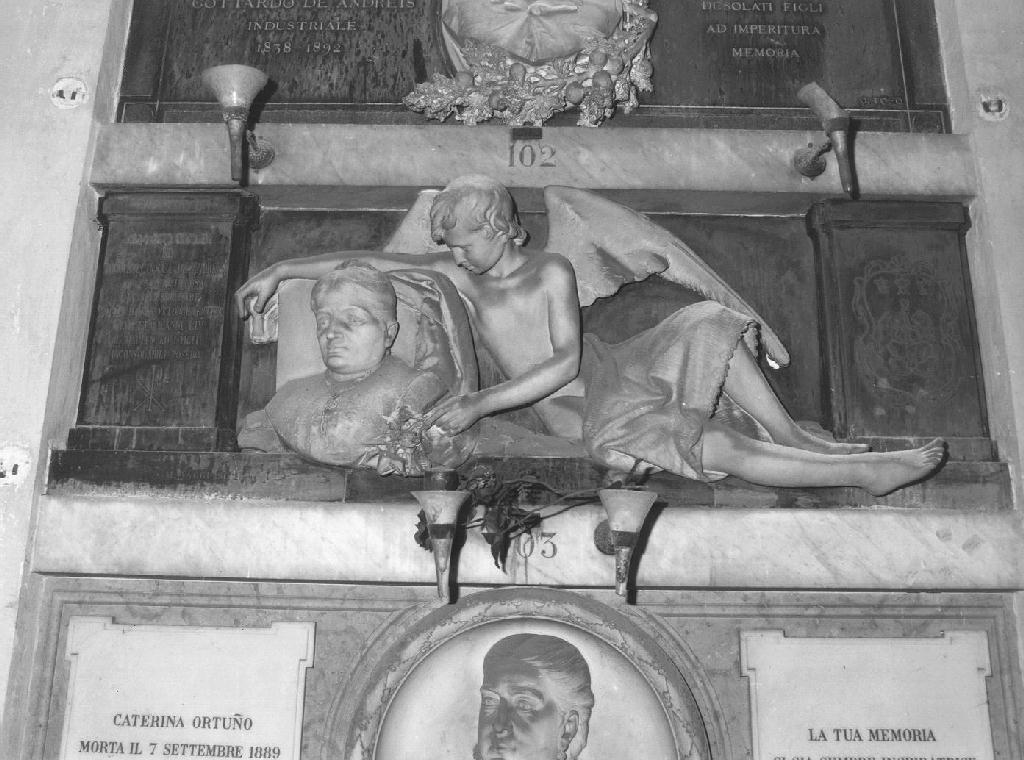 angelo reggiclipeo con busto ritratto d'uomo (monumento funebre, opera isolata) di Vaggi N (fine sec. XIX)