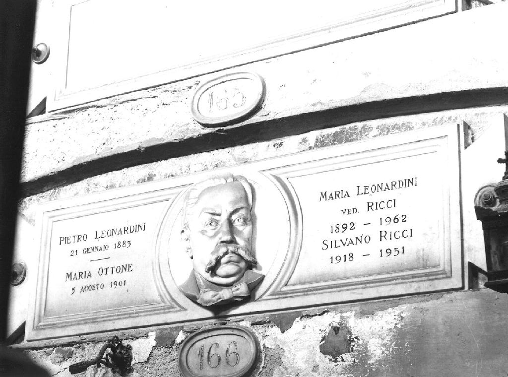 ritratto d'uomo (monumento funebre, opera isolata) - PRODUZIONE GENOVESE (ultimo quarto sec. XIX)