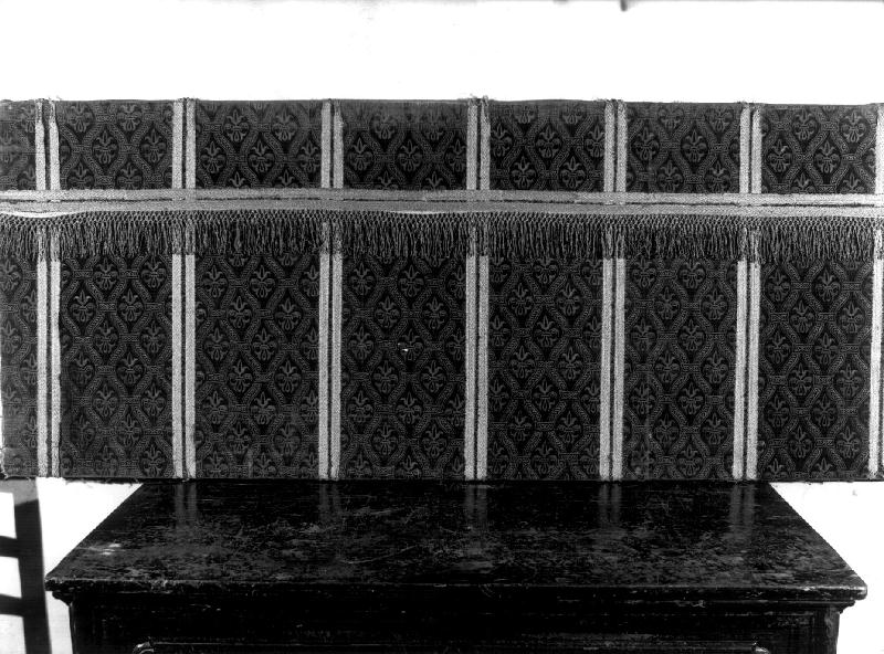 motivo decorativo a finta tappezzeria a gigli di Francia (paliotto, opera isolata) - manifattura ligure (sec. XVII)