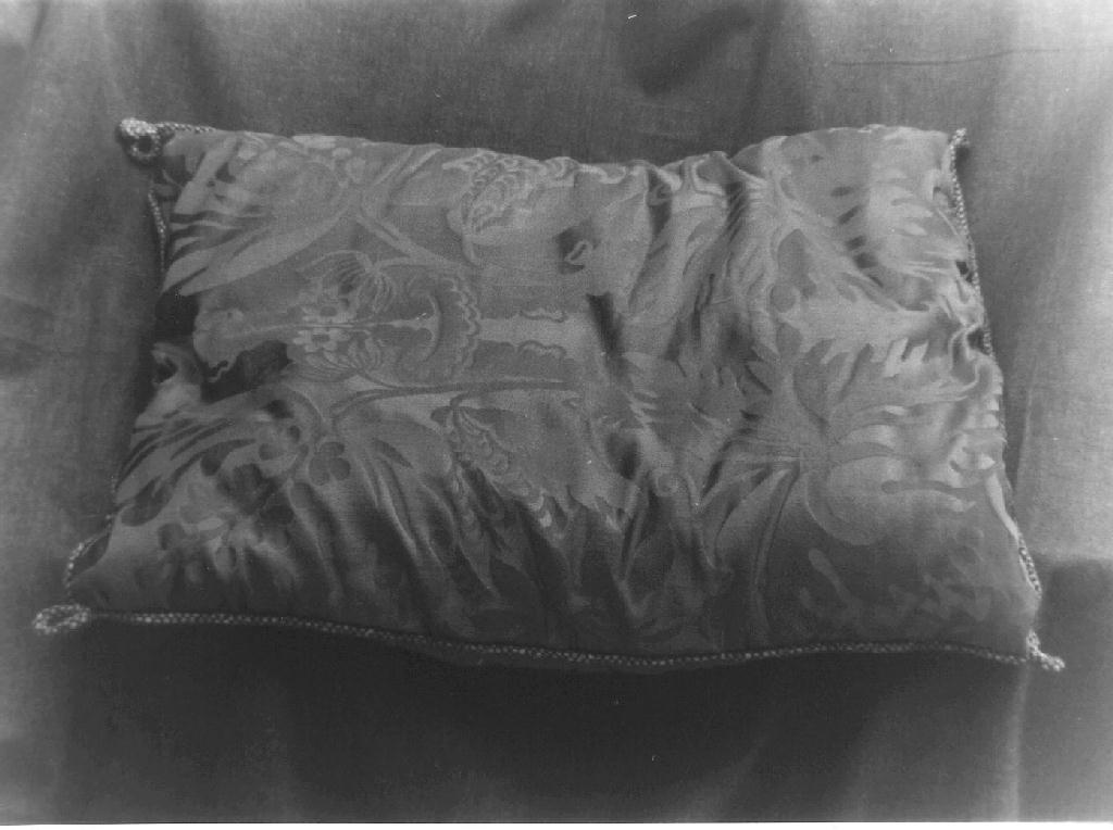 cuscino, opera isolata - manifattura italiana (sec. XVII)