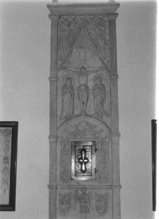 crocifissione/ San Michele Arcangelo/ motivi decorativi vegetali/ angeli reggicortina (lastra, opera isolata) - bottega ligure (seconda metà sec. XV)