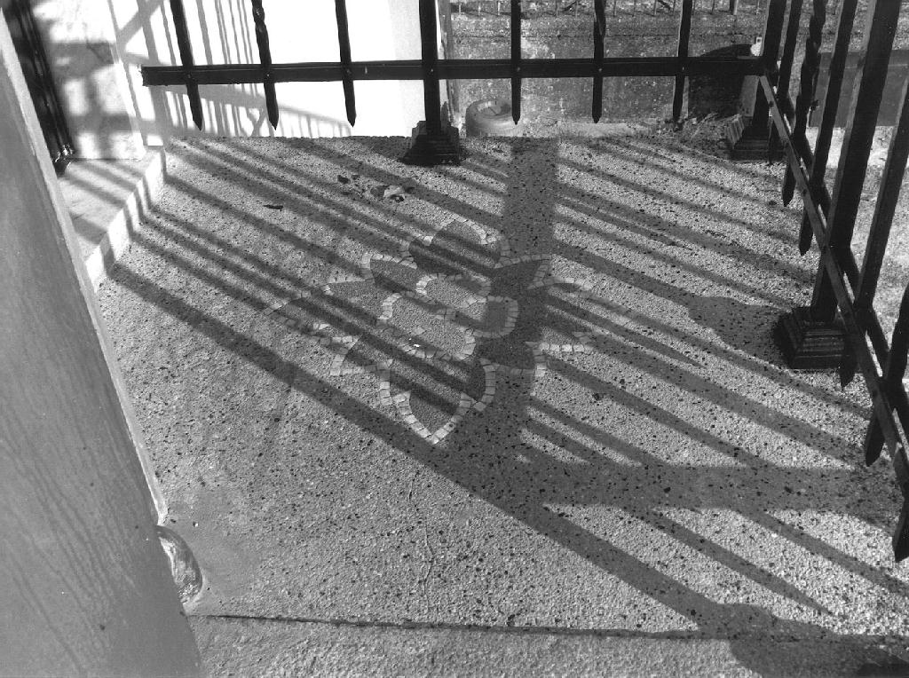 MOTIVO DECORATIVO FLOREALE (decorazione musiva, elemento d'insieme) - bottega ligure (sec. XX)