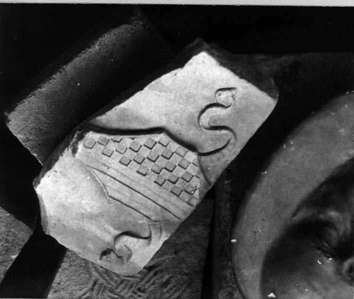 decorazione plastica, frammento - bottega toscana (fine/inizio secc. XV/ XVI)