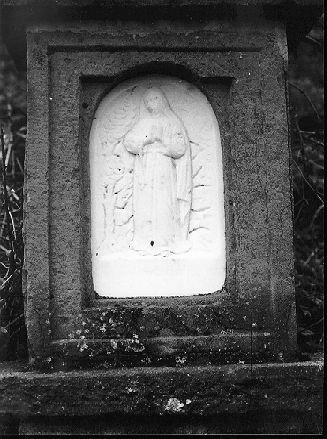 MADONNA DI LOURDES (rilievo) - ambito apuano (sec. XX)