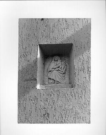 MADONNA CON BAMBINO (rilievo) - ambito apuoversiliese (sec. XX)