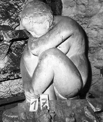 GIOVINETTA ACCOVACCIATA (statua) - bottega italiana (sec. XX)