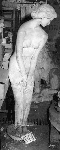 GIOVINETTA CHE RACCOGLIE LA VESTE (statua) - bottega italiana (sec. XX)