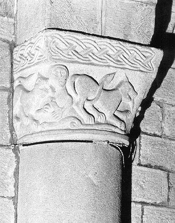 FIGURA ANTROPOMORFA TRA DUE DRAGHI (semicapitello figurato) - bottega italiana (secc. XII/ XIII)