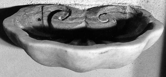 acquasantiera da parete - bottega apuana (sec. XVIII)