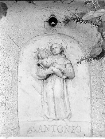 Sant'Antonio da Padova con il bambino (rilievo) - bottega italiana (secc. XVII/ XVIII)