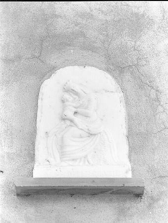 Madonna con personaggi che implorano il suo aiuto (rilievo) - bottega italiana (sec. XIX)