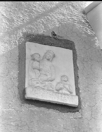 Madonna con Bambino e devoti (rilievo) - bottega italiana (sec. XIX)