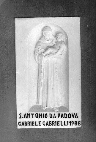 SANT'ANTONIO DA PADOVA CON IL BAMBINO (rilievo) di Palmieri Ermete (sec. XX)
