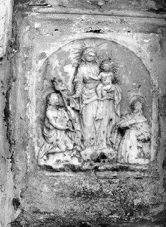 MADONNA DEL CARMINE CON SAN GIOVANNI BATTISTA E SAN SIMONE STOCK? (rilievo) - ambito apuoversiliese (sec. XVII)