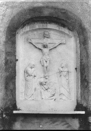 crocifissione di Cristo con la Madonna e Santa Maria Maddalena (rilievo) - ambito apuoversiliese (sec. XIX)