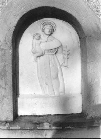 Sant'Antonio da Padova con il bambino (rilievo) - ambito apuoversiliese (sec. XIX)
