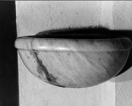 acquasantiera da parete - bottega toscana (sec. XIX)