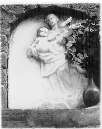 MADONNA CON BAMBINO (rilievo) - ambito apuoversiliese (sec. XVIII)