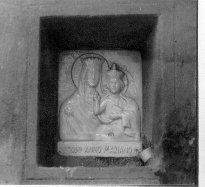 MADONNA CON BAMBINO (rilievo) - bottega apuana (sec. XX)