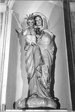 Madonna con personaggi che implorano il suo aiuto (statua) - bottega toscana (fine/inizio secc. XIX/ XX)