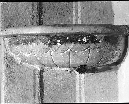 acquasantiera da parete - bottega apuana (sec. XVIII)