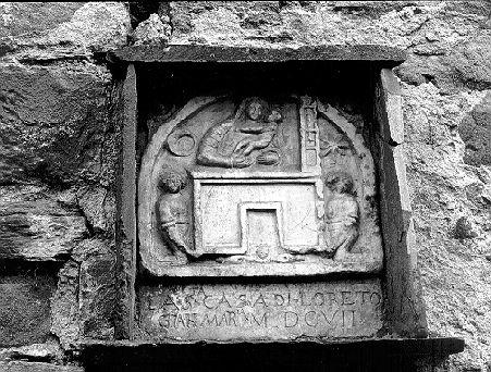 trasporto della Santa Casa a Loreto (rilievo) - bottega apuana (sec. XVII)