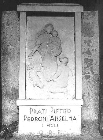 Madonna della Guardia con figura maschile inginocchiata, Madonna con Bambino (rilievo) - bottega apuana (sec. XX)