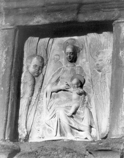 MADONNA CON BAMBINO E ANGELI (rilievo) - ambito tosco-lombardo (sec. XV)