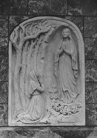 apparizione della Madonna a Lourdes (rilievo) - bottega apuana (sec. XX)