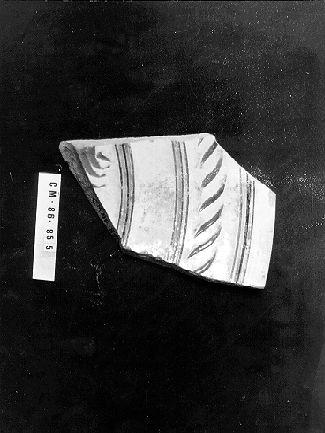 piatto da portata, frammento - bottega italiana (secc. XV/ XVI)