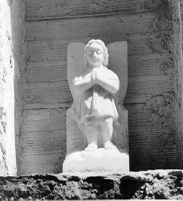 BAMBINO ORANTE (rilievo) - bottega apuana (inizio sec. XX)