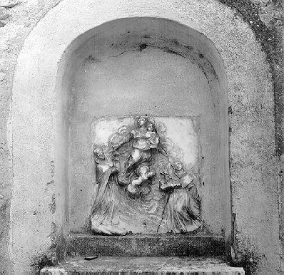 Madonna del Rosario con San Domenico e Sant'Antonio (rilievo) - bottega italiana (inizio sec. XVIII)