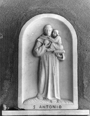 SANT'ANTONIO DA PADOVA CON IL BAMBINO (rilievo) - bottega apuana (sec. XX)