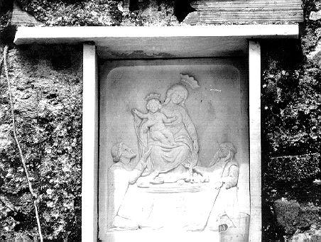 Madonna del Rosario con San Domenico e Santa Caterina da Siena (rilievo) - ambito apuoversiliese (sec. XX)