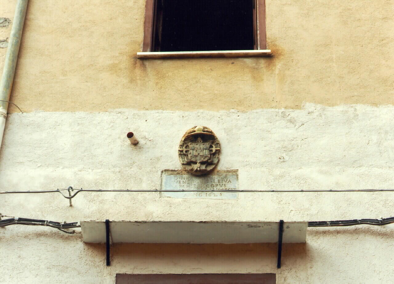 stemma vescovile di Girolamo Venero y Leyva (rilievo, serie) - ambito siciliano (sec. XVII)