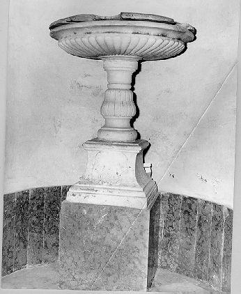 acquasantiera - a fusto - bottega apuana (sec. XVIII)