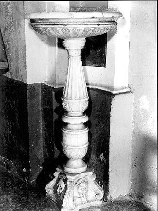 acquasantiera - a fusto - bottega apuana (sec. XVII)