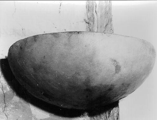 acquasantiera da parete - bottega apuana (sec. XVII)