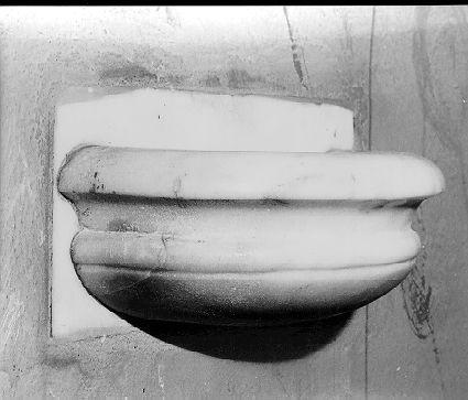 acquasantiera da parete - bottega apuana (sec. XIX)