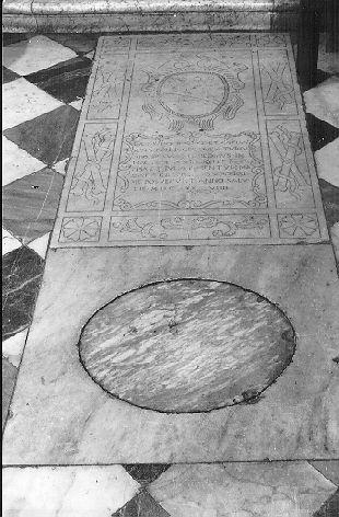 lapide tombale - ambito apuoversiliese (sec. XVII)