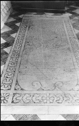 lapide tombale - ambito apuoversiliese (sec. XVII)