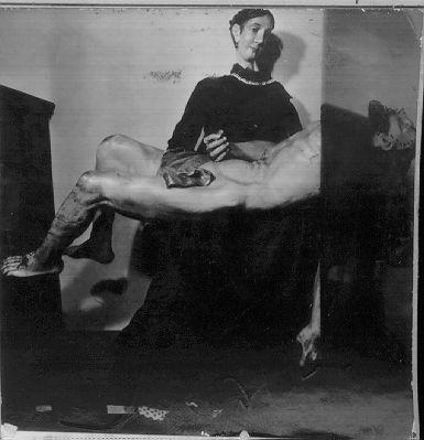 MADONNA ADDOLORATA CON CRISTO MORTO (statua) - ambito italiano (inizio sec. XX)