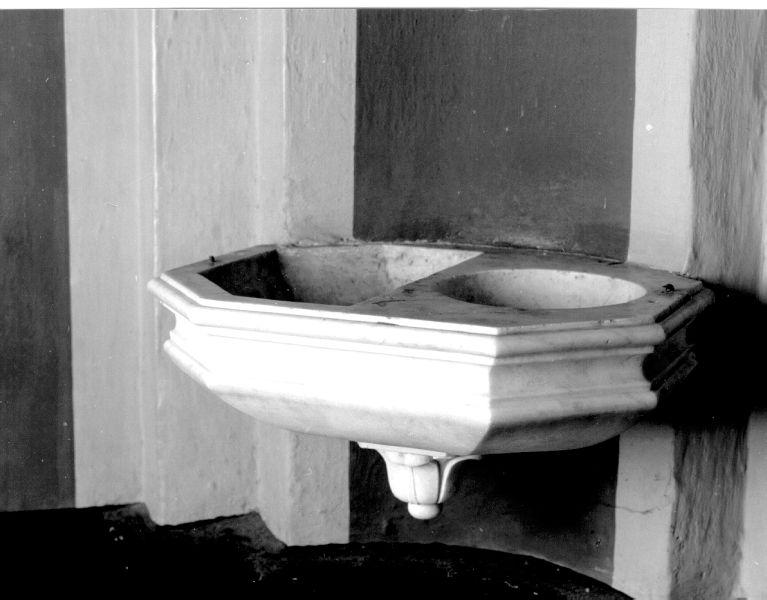 acquasantiera da parete, serie - bottega apuana (prima metà sec. XVIII)