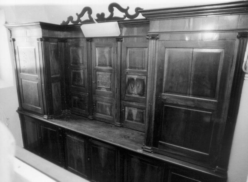 mobile da sacrestia con alzata - ambito lunigianese (fine/inizio secc. XVIII/ XIX)