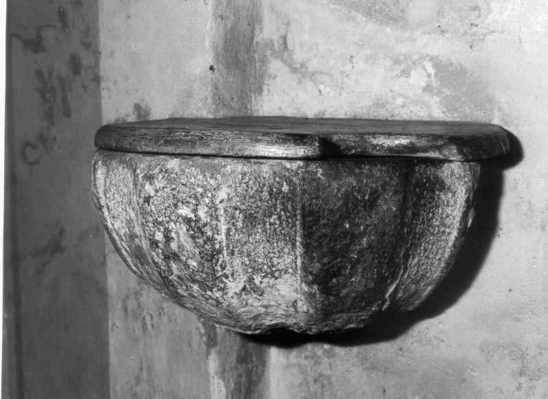 acquasantiera da parete - ambito lunigianese (fine/inizio secc. XVII/ XVIII)
