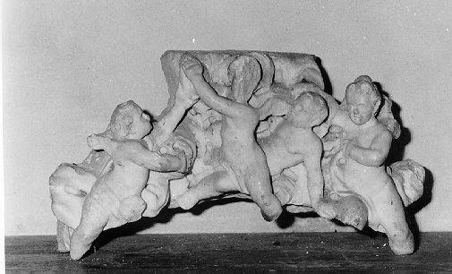 angioletti e putti (fastigio, elemento d'insieme) - bottega apuana (sec. XIX)