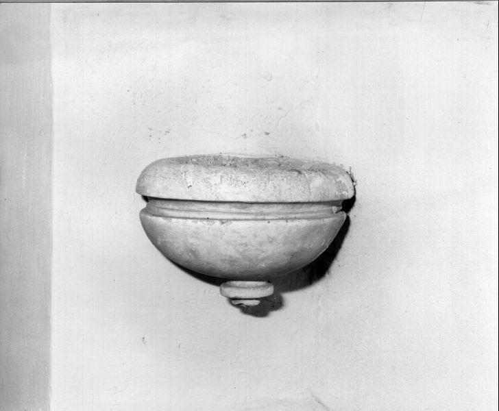 acquasantiera da parete - bottega toscana (secc. XVI/ XVII)
