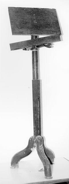 leggio a piede - ambito lunigianese (secc. XIX/ XX)