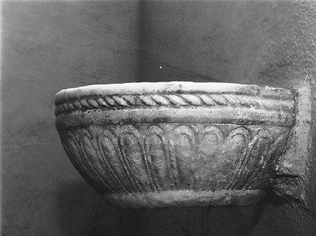 acquasantiera da parete - ambito lunigianese (secc. XVI/ XVII)